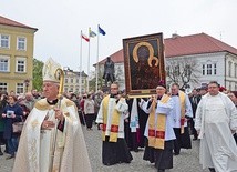 Matkę Kapłanów na ramiona wzięli księża posługujący w parafii św. Wawrzyńca.