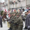 Po odczytaniu Apelu Poległych żołnierze oddali salwę honorową.