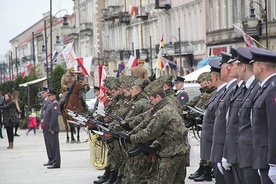 Po odczytaniu Apelu Poległych żołnierze oddali salwę honorową.