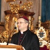 Biskup Tadeusz Lityński odczytał dekret z Watykanu.