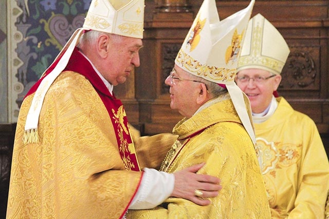 Jubilat przyjmuje życzenia od swojego przyjaciela, bp. Andrzeja Suskiego z Torunia.