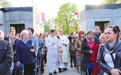 60 lat po rozebraniu poprzedniego kościoła w Modlinie-Twierdzy bp Piotr Libera poświęcił mury nowo wznoszonego, pod wezwaniem św. Jana Pawła II.