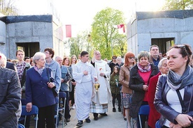 60 lat po rozebraniu poprzedniego kościoła w Modlinie-Twierdzy bp Piotr Libera poświęcił mury nowo wznoszonego, pod wezwaniem św. Jana Pawła II.