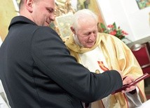 Kapłana nie udekorowano tylko dlatego, że miał  na sobie szaty liturgiczne.