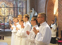 ▲	Święcenia w Rudach przyjęło siedmiu kleryków seminarium w Opolu.