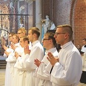 ▲	Święcenia w Rudach przyjęło siedmiu kleryków seminarium w Opolu.
