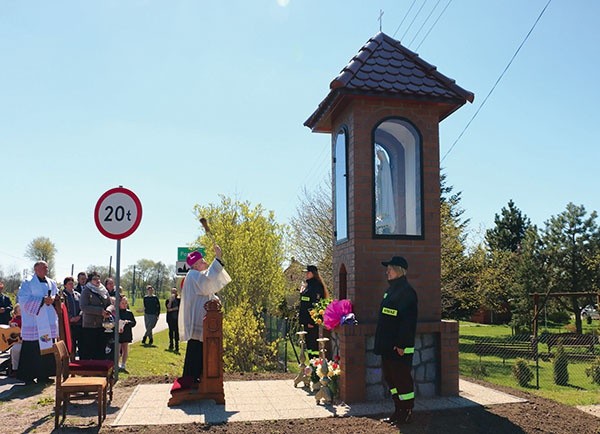 ▲	W poświęceniu kapliczki licznie wzięli udział wierni z Postolina oraz przedstawiciele władz samorządowych. 