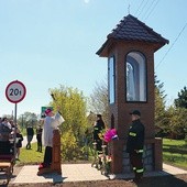 ▲	W poświęceniu kapliczki licznie wzięli udział wierni z Postolina oraz przedstawiciele władz samorządowych. 