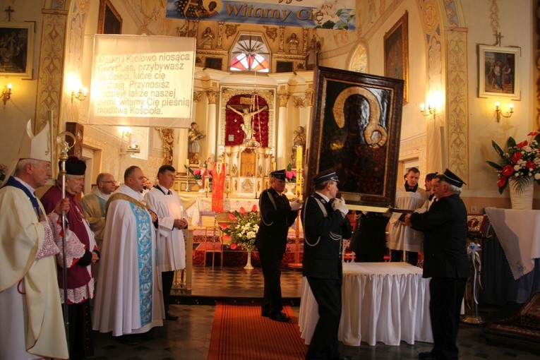 Powitanie ikony MB Częstochowskiej w Dąbrowicach