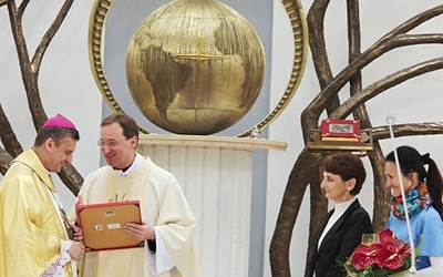 Dyplom biskupowi Romanowi Pindlowi wręczył ks. Marek Gancarczyk, redaktor naczelny GN.