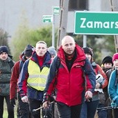 Grupa uczestników Drogi Krzyżowej wyruszyła z Zamarsk w Wielki Czwartek.