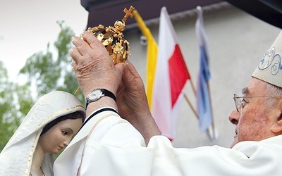 ▲	Była to pierwsza taka koronacja w Polsce w trakcie trwającego jubileuszu 100. rocznicy objawień fatimskich.