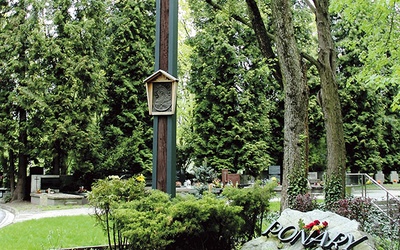 ▲	Zrobiony z podkładów kolejowych Krzyż Ponarski, postawiony w 1997 r. na Cmentarzu Wojskowym na Powązkach, upamiętnia ludobójstwo.