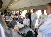 Msza w pociągu do Lourdes