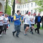 Znicz najpierw nieśli biegacze, później przejęły go dzieci.