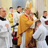 ▲	Metropolita lubelski nakłada ręce na diakonów.