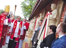 Bp Jeż święci figury w Panteonie Świętych i Błogosławionych.