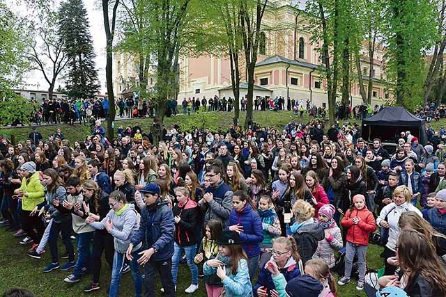 Wspólna zabawa z zespołami Siewcy Lednicy i Trio z Rio.