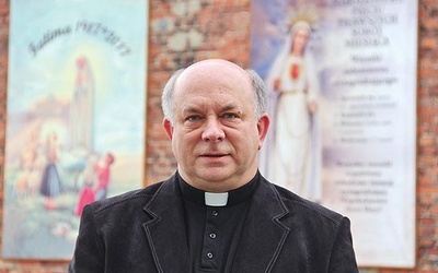 Ks. Krzysztof Fulek przed kościołem w Leszczynach