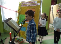 Dzieci ze szkoły podstawowej nr 8 w Tarnowie czytają Ewangelię św. Marka