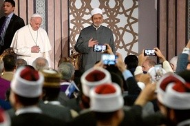 Swoją wizytę w Egipcie papież zaczął od przemówienia na uniwersytecie Al-Azhar i spotkania z wielkim imamem tej uczelni Ahmadem al-Tajjibem.