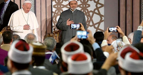Swoją wizytę w Egipcie papież zaczął od przemówienia na uniwersytecie Al-Azhar i spotkania z wielkim imamem tej uczelni Ahmadem al-Tajjibem.