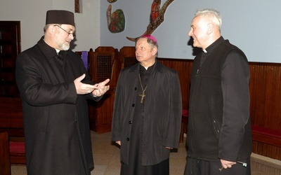 Wizyta w bazylice św. Kazimierza w Radomiu. Od lewej: bp Włodzimierz Juszczak, bp Heryk Tomasik i proboszcz miejsca ks. prał. Grzegorz Senderski