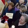 Przedstawiciele dekanatu głowaczowskiego odbierają różaniec i świecę na Jerycho Różańcowe