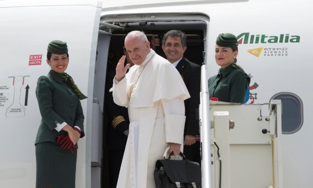 Franciszek już w Portugalii