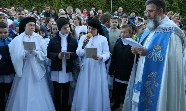 Procesja różańcowa z udziałem dzieci