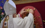 Legat papieski nałożył koronę Matce Bożej i Jezusowi