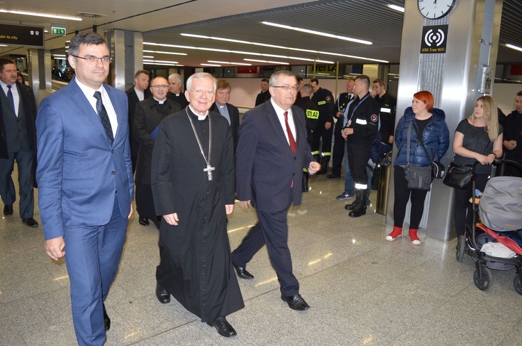 Abp Marek Jędraszewski w Kraków Airport 