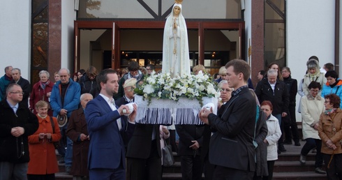 Po Eucharystii odbyła się procesja różańcowa oraz akt zawierzenia młodzieży Matce Bożej Fatimskiej