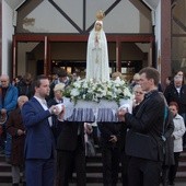 Po Eucharystii odbyła się procesja różańcowa oraz akt zawierzenia młodzieży Matce Bożej Fatimskiej