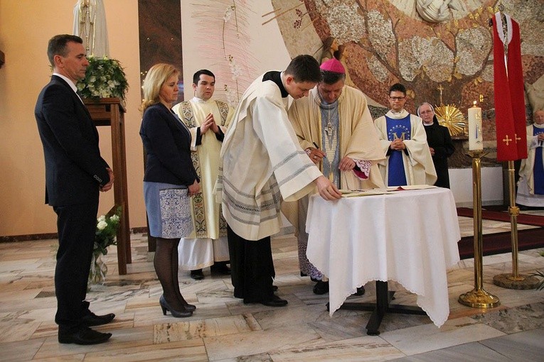 Bp Roman Pindel podpisuje akt zawierzenia diecezji Niepokalanemu Sercu NMP
