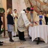 Bp Roman Pindel podpisuje akt zawierzenia diecezji Niepokalanemu Sercu NMP