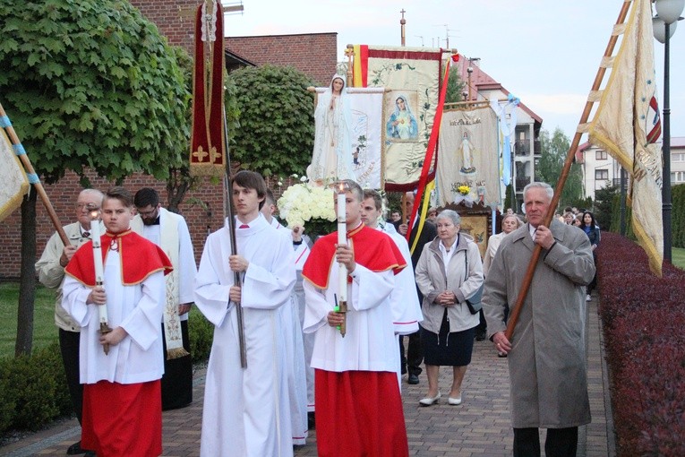 Msza św. zakończyła się procesją wokół kościoła 