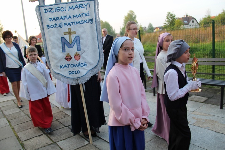 Bierzmowanie i błogosławienie dzwonów u MB Fatimskiej w Piotrowicach