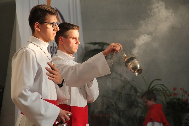 Bierzmowanie i błogosławienie dzwonów u MB Fatimskiej w Piotrowicach