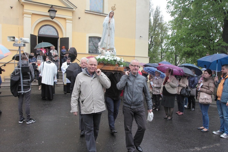 Rodziny idą za Matką