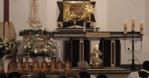 Rodziny idą za Matką