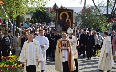 Procesja z ikoną jasnogórską zmierza do kościoła w Topoli Królewskiej