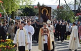 Procesja z ikoną jasnogórską zmierza do kościoła w Topoli Królewskiej