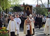 Procesja z ikoną jasnogórską zmierza do kościoła w Topoli Królewskiej