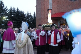 Podczas nabożeństwa fatimskiego odmawiano różaniec, idąc z figurą Matki Bożej ulicami osiedla