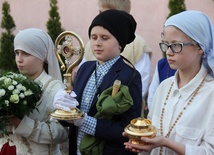 W parafii Jezusa Chrystusa Króla Wszechświata w nabożeństwie fatimskim w relikwiach uczestniczyli św. Hiacynta i św. Franciszek