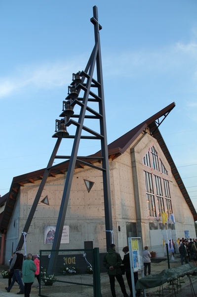 Bierzmowanie i błogosławienie dzwonów u MB Fatimskiej w Piotrowicach