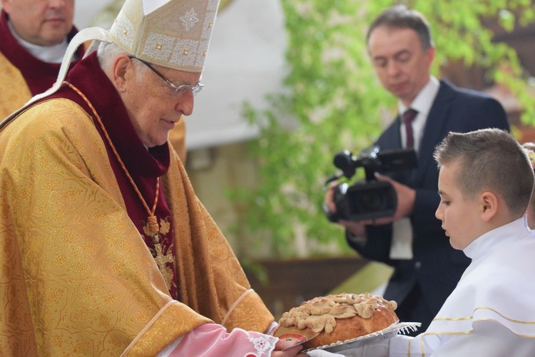 I komunii św. w Strzegomiu udzielił kardynał