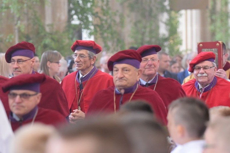 I komunii św. w Strzegomiu udzielił kardynał