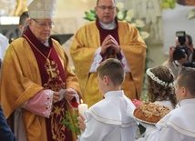 W procesji z darami dzieci nie tylko przyniosły dary, ale i je przedstawiły.